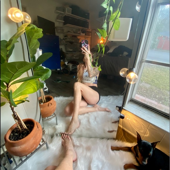 Meet your Posher! ππ€π€π» - Picture 2 of 7